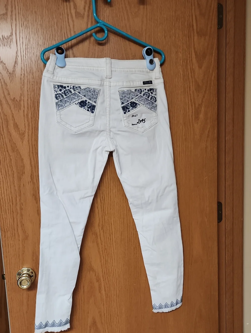 Miss Me White Embroidered Women’s Jeans Stylish Pocket Detail 28x27 number 2095